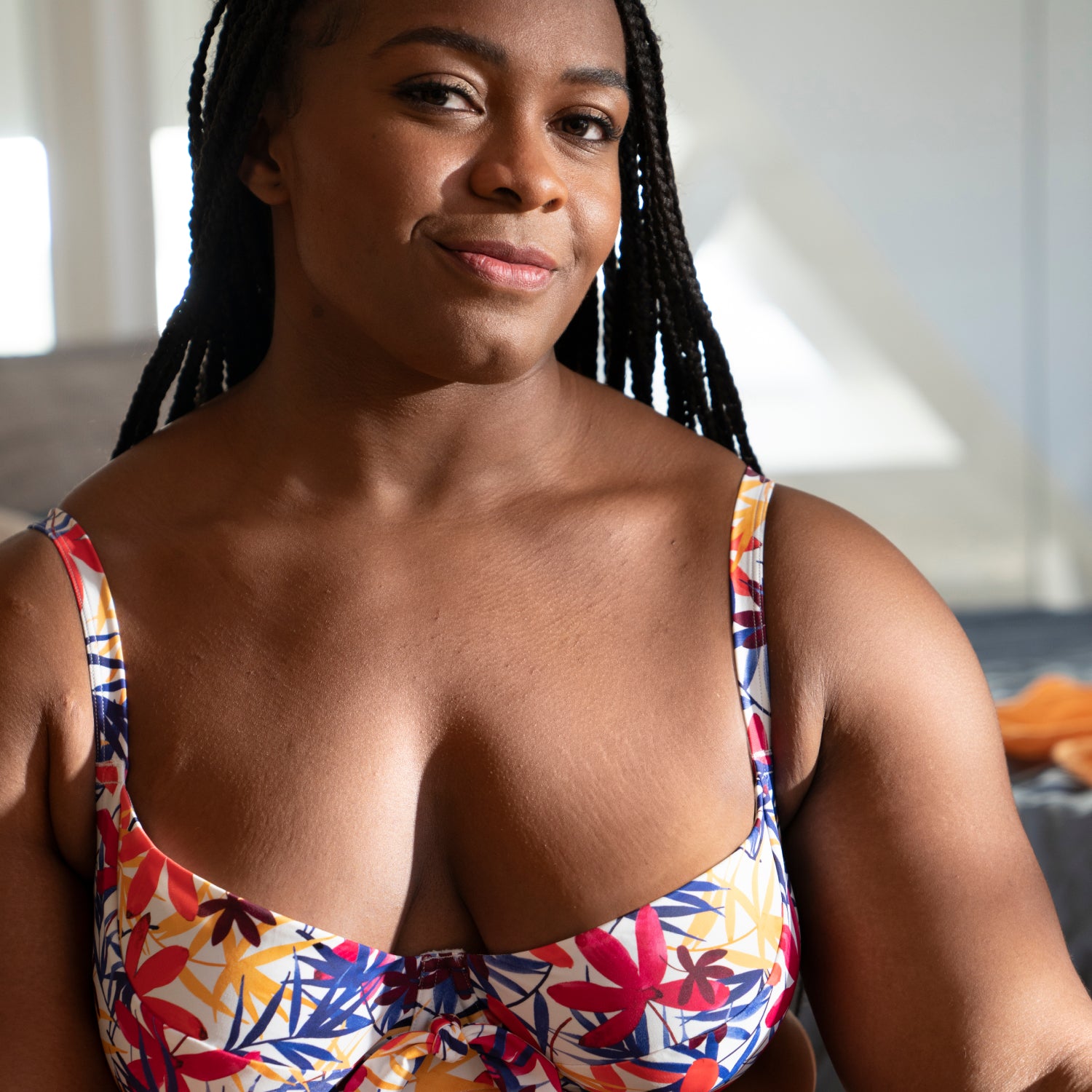 Portrait de Romane Dicko : championne du monde de judo, elle est ambassadrice Sans Complexe Lingerie. et prend la pause dans un maillot de bain 2 pièces Island Dream Florale Blanc.